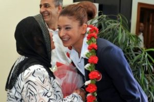 Olimpiyat 2.'si Nur Tatar'a &ccedil;i&ccedil;ekli karşılama