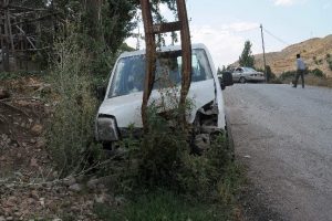 Otomobile &ccedil;arpmamak i&ccedil;in direğe &ccedil;arptı