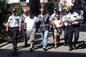 Sahte parayla yakalandılar, serbest kaldılar!