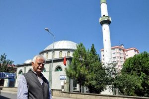 İmam saati karıştırdı, mahalleli aldırmadı!