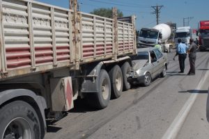K&ouml;pr&uuml; 2 TIR, 1 otomobil, 1 minib&uuml;se dar geldi!