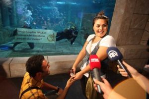 Balıkların arasında evlenme teklifi