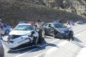 Karşı şeride ge&ccedil;ince polis otosuna &ccedil;arptı: 2 polis yaralı