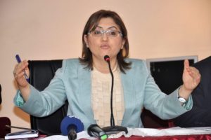 Cami ve okulu barıştırmak durumundayız