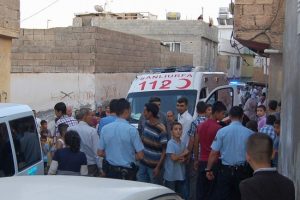 Babasını rehin aldı, polisi g&ouml;r&uuml;nce ka&ccedil;tı