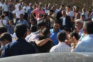 Ter&ouml;ristler, BDP'li vekillerinin aracını durdurdu