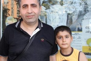 Televizyondaki &ccedil;ocuğu kendi oğluna benzetti