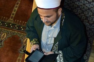 Bu imam teknolojiye ayak uyduruyor