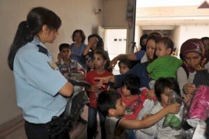 Polis Myanmarlı &ccedil;ocukları unutmadı
