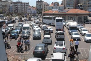 Bayram kuyruğu 4 kilometreyi buldu