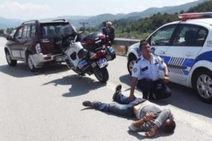 Emekli polisin cipini &ccedil;alan hırsız vurularak yakalandı