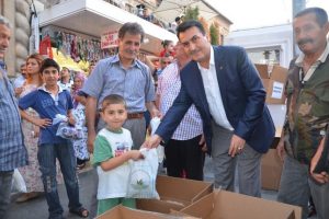 Başkan d&uuml;ndar iftariyelik dağıttı