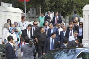 Erdoğan torunuyla mezarlıkta