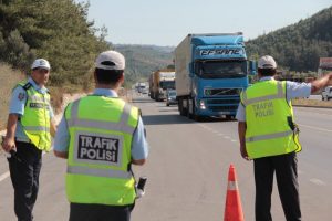 Trafik polislerinden bayramda s&uuml;r&uuml;c&uuml;lere tatlı s&uuml;rpriz