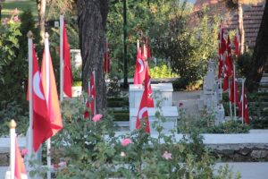 Şehit oğlunun naaşını kendi toprağa verdi