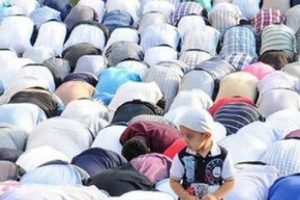 Bayram namazı iki kez kılındı!