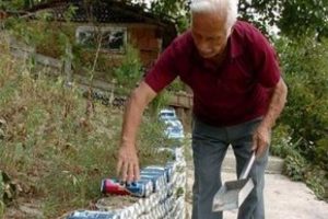 İ&ccedil;tiği i&ccedil;ki şişeleri ve kutularıyla...