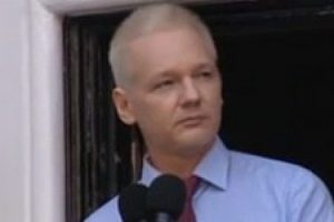 Assange'dan balkon konuşması