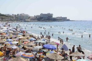 Kuşadası'nda bayramda tıklım tıklım oldu