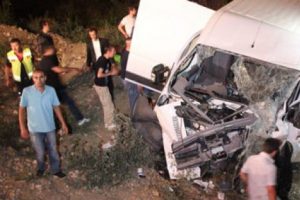 Minib&uuml;s şarampole yuvarlandı: 3 &ouml;l&uuml;