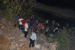 Motosikletten fırlayıp k&ouml;pr&uuml;den u&ccedil;tu