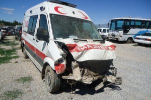 Ambulans d&ouml;n&uuml;ş yolunda kaza yaptı