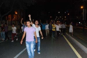 Gaziantep'te y&uuml;zlerce vatandaş sokağa d&ouml;k&uuml;ld&uuml;