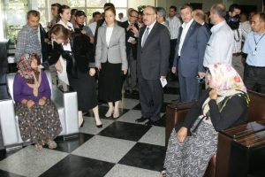 Bakan'dan yaralı vatandaşlara ziyaret