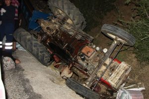 Trakt&ouml;r şarampole yuvarlandı: 1 &ouml;l&uuml; 2 yaralı