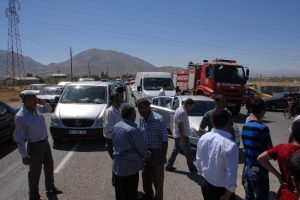 K&ouml;yl&uuml;ler yol kesip eylem yaptı