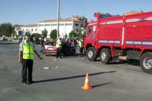 Otomobil ile kamyon &ccedil;arpıştı: 4 yaralı