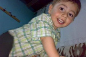 Minik Enes otomobilin altında can verdi