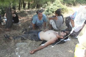 Şaha kalkan at, 2 kişiyi ezdi