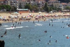 Tatilin son g&uuml;n&uuml;nde sahile akın edildi