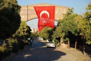 Şehidin k&ouml;y&uuml; t&uuml;rk bayraklarıyla donatıldı