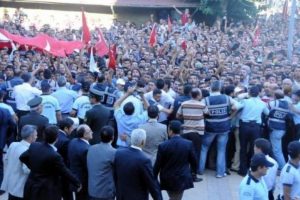 Şehit cenazesinde bakanlara pet şişeli protesto