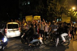 Protestolar gece ge&ccedil; saatlere kadar s&uuml;rd&uuml;