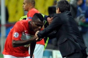 Emenike, Kocaman'ın elini &ouml;pt&uuml;