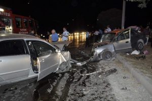 Bayram d&ouml;n&uuml;ş&uuml; 2 otomobil &ccedil;arpıştı: 7 yaralı