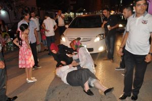 Yaşlı kadına otomobil &ccedil;arptı
