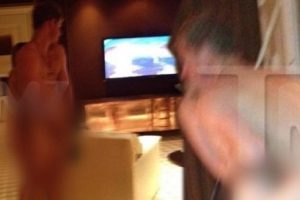 Prens striptiz oynadı, fotoları internete sızdı