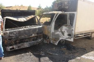 Şemdinli'de 2 ara&ccedil; ateşe verildi