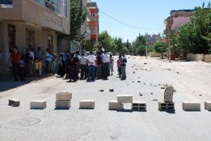 Mahalleli yolu tuğlalarla kapattı