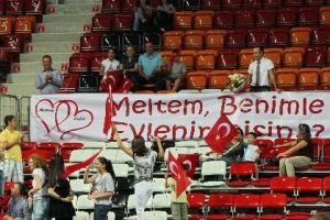 Voleybol ma&ccedil;ında s&uuml;rpriz evlilik teklifi