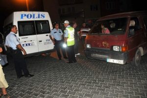 Sarhoş s&uuml;r&uuml;c&uuml; dur ihtarına uymadı