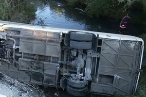 Yolcu otob&uuml;s&uuml; dereye yuvarlandı: 1 &ouml;l&uuml;, 12'si asker, 39 yaralı