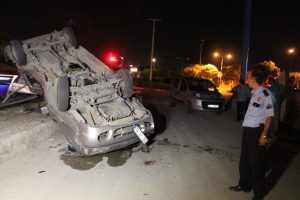Tankere &ccedil;arpıp takla attı: 2 yaralı