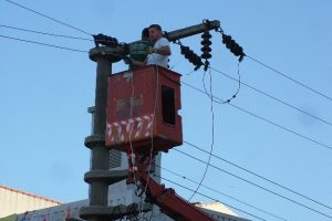 Kopan tel mahalleyi elektriksiz bıraktı
