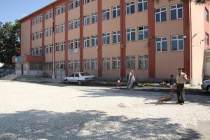 Okul bah&ccedil;elerinde ay&ccedil;ekirdeği kurutuyorlar