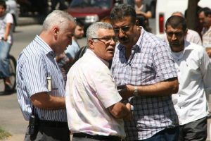 İnat&ccedil;ı protestocu ter&ouml;r eylemlerini b&ouml;ld&uuml;